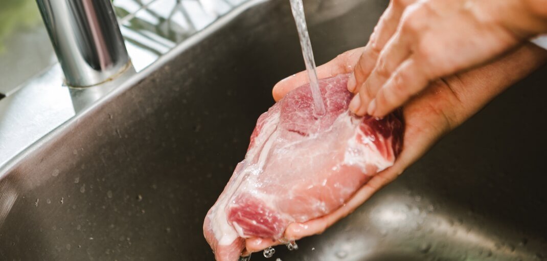 ¿Hay que Lavar la Carne Antes de Cocinarla? Mitos, Riesgos y Recomendaciones