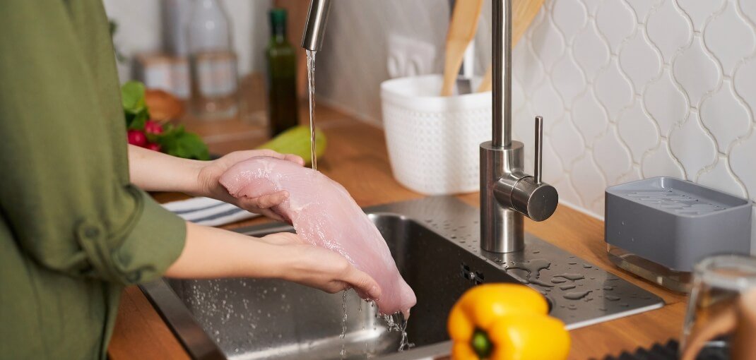 ¿Hay que Lavar la Carne Antes de Cocinarla? Mitos, Riesgos y Recomendaciones